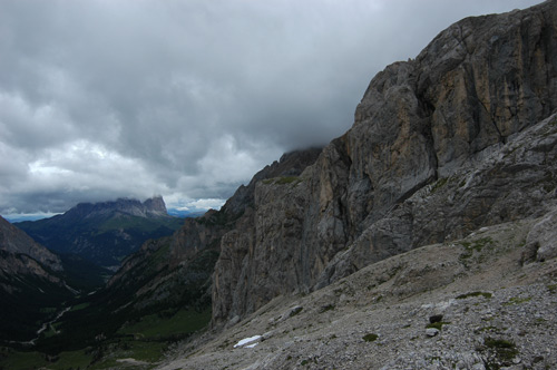 Marmolada - il Sasso Lungo scendendo dal passo Ombretola