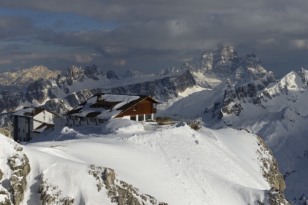 tramonto, notte e alba invernali dal Lagazuoi Piccolo verso le Dolomiti Ampezzane