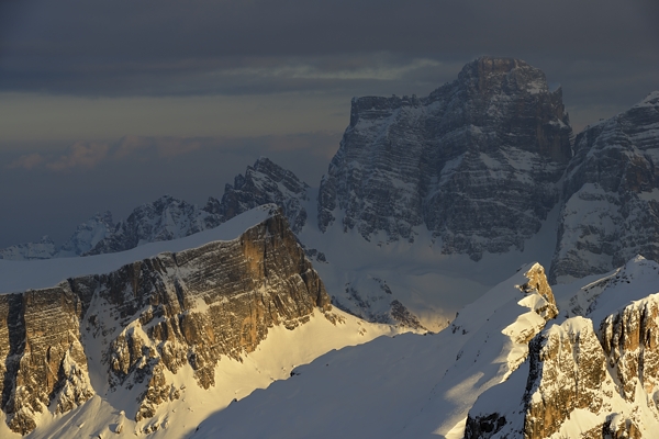 tramonto, notte e alba invernali dal Lagazuoi Piccolo verso le Dolomiti Ampezzane