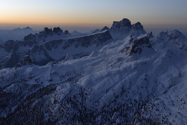 tramonto, notte e alba invernali dal Lagazuoi Piccolo verso le Dolomiti Ampezzane