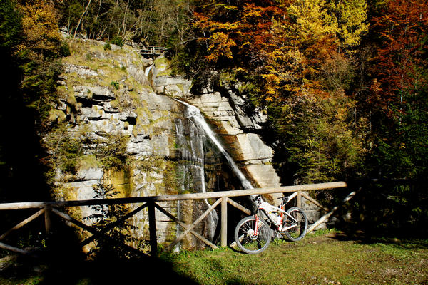 salita in mtb a forcella Cesurette Casera Campigat, da Taibon Valle San Lucano Col di Pra a Gares Canale d'Agordo