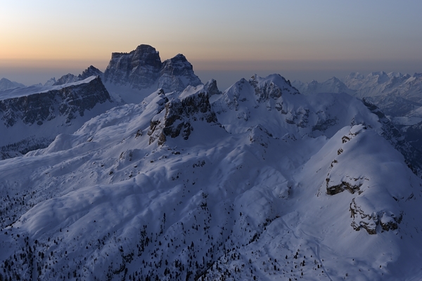 tramonto, notte e alba invernali dal Lagazuoi Piccolo verso le Dolomiti Ampezzane
