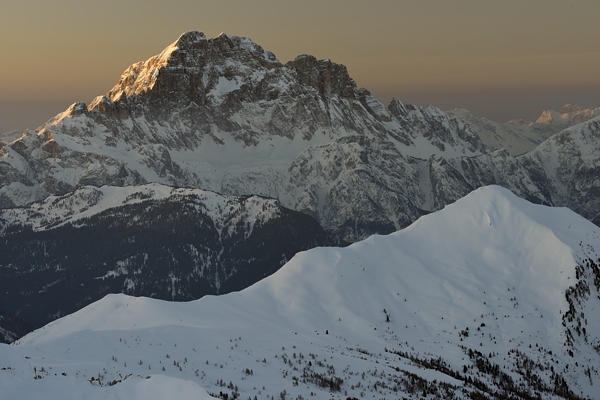 tramonto, notte e alba invernali dal Lagazuoi Piccolo verso le Dolomiti Ampezzane