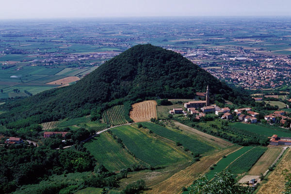 la sella di Calaone e in basso Este