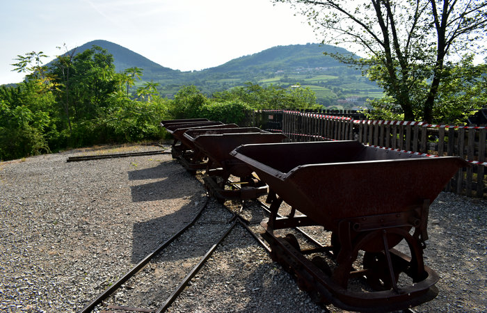 Cinto Euganeo: escursione dal museo di Cava Bomba alla cava di riolite al monte Cinto e al Buso dei Briganti