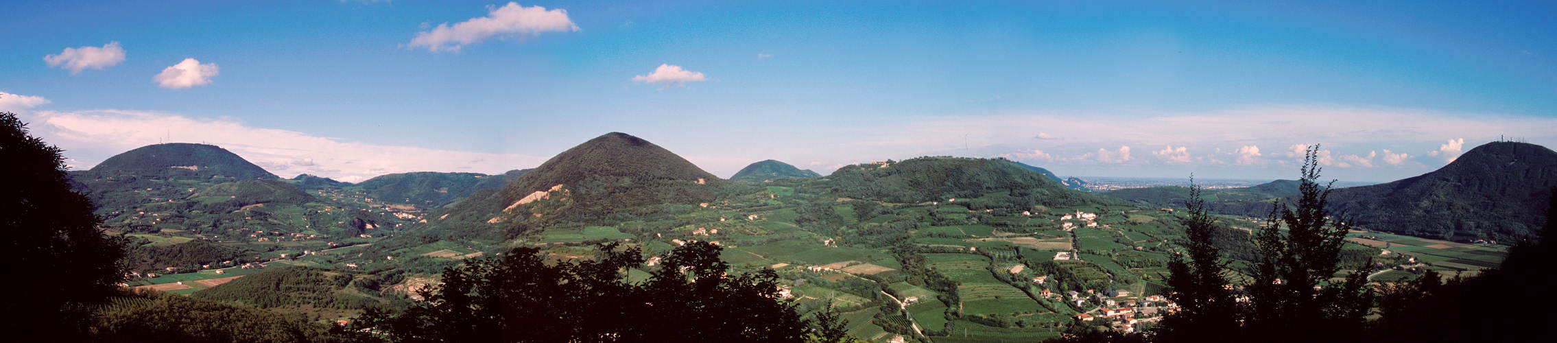 i Colli Euganei ripresa dal Monte Cinto - Cava Bomba a Cinto Euganeo (Padova)