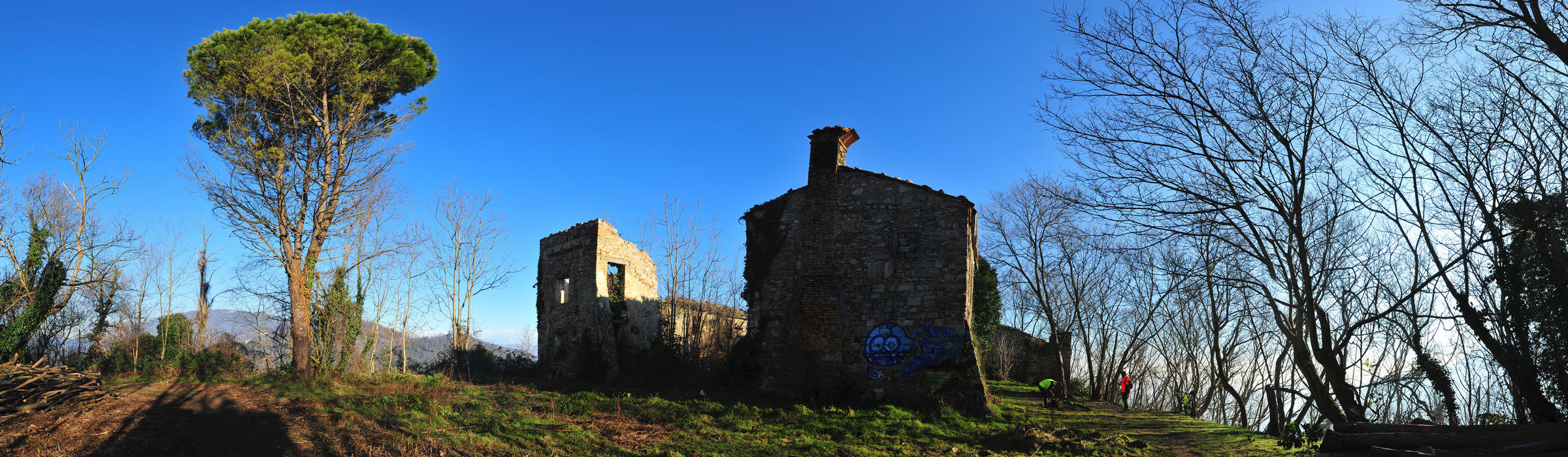 ruderi del monastero del Monte Orbieso lungo il sentiero Atestino