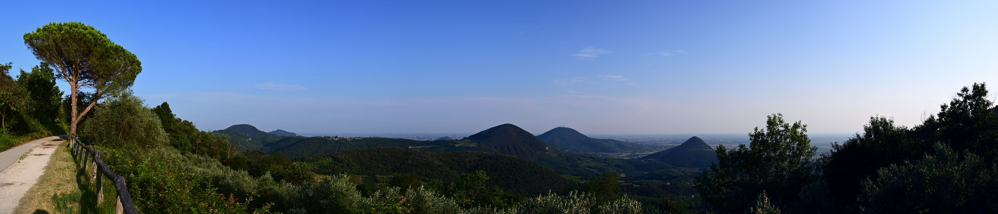 panoramica dalla strada dei Maronari a SottoVenda al Monte Venda nei Colli Euganei