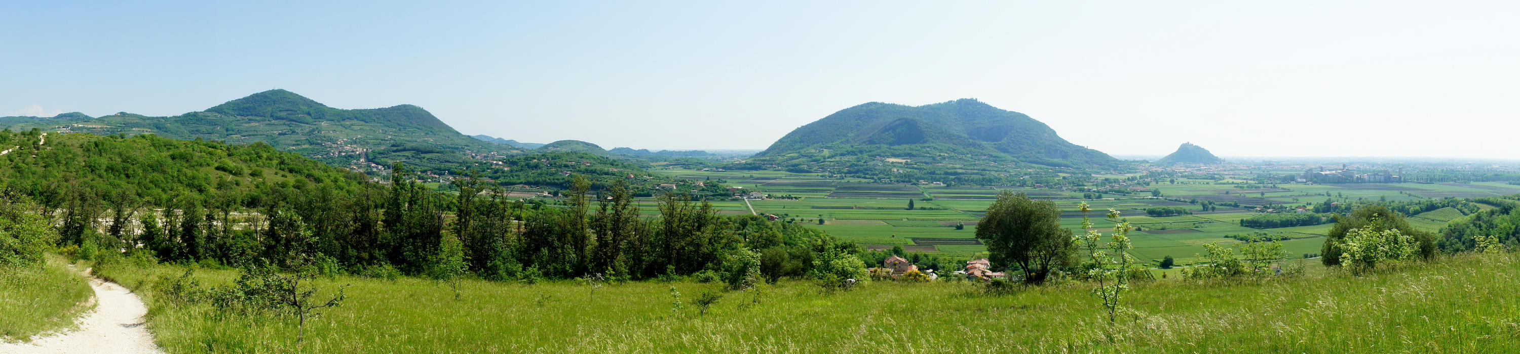 dai Vegri del monte Cecilia a Baone verso Arquà Petrarca con lo sfondo del monte Ventolone, il monte Ricco e la Rocca di Monselice