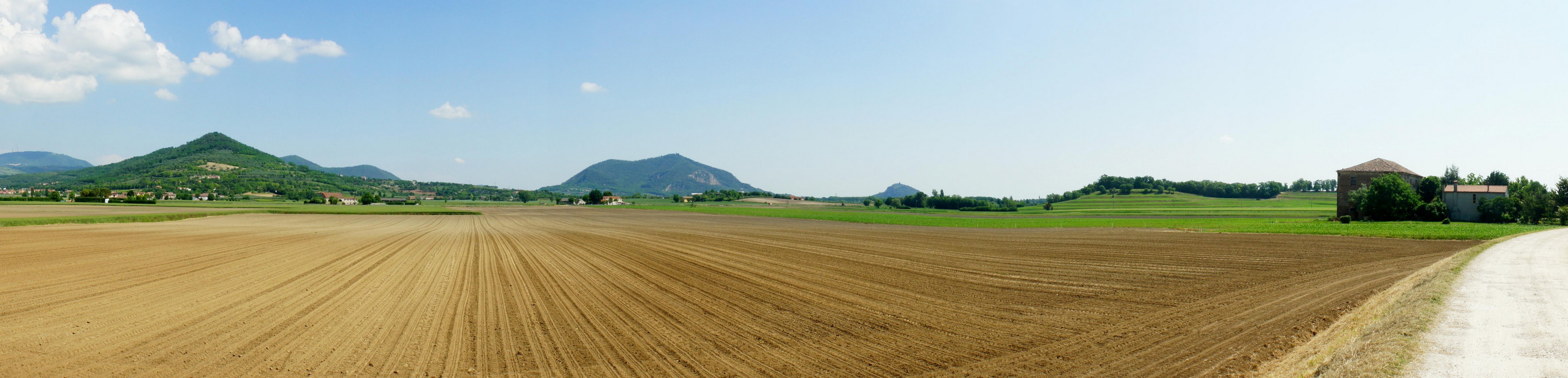 Colli Euganei dai pressi di Ca'Barbaro a Baone, lungo il canale Bisatto con il monte Cecilia, il monte Ricco e la Rocca di Monselice