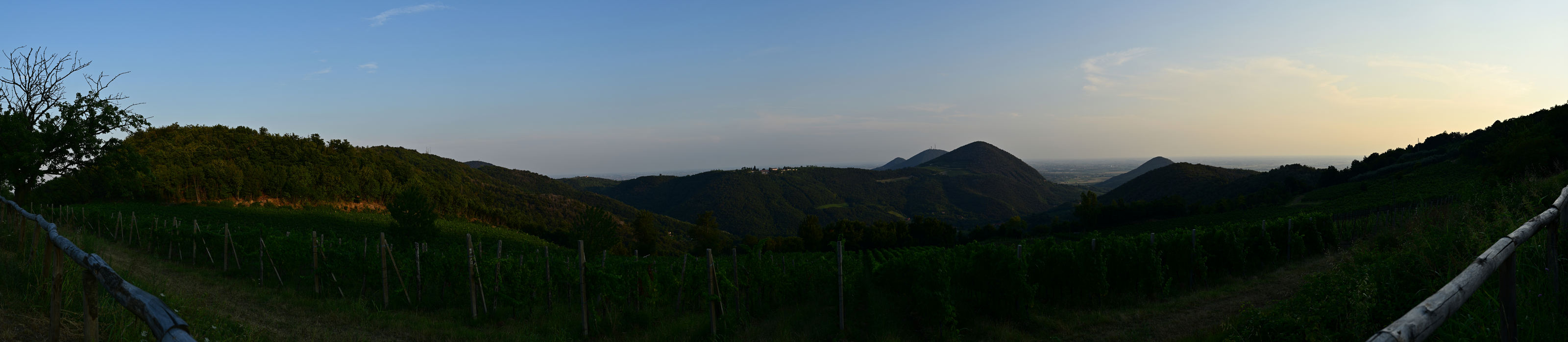 panoramica dalla strada dei Maronari a SottoVenda al Monte Venda nei Colli Euganei