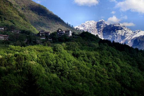 Montagne - sullo sfondo il Sass de Mura