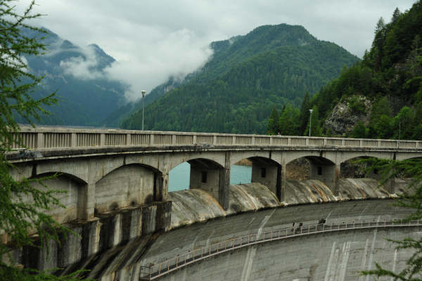 diga idroelettrica sulla forra del torrente Lumiei e lago di Sauris