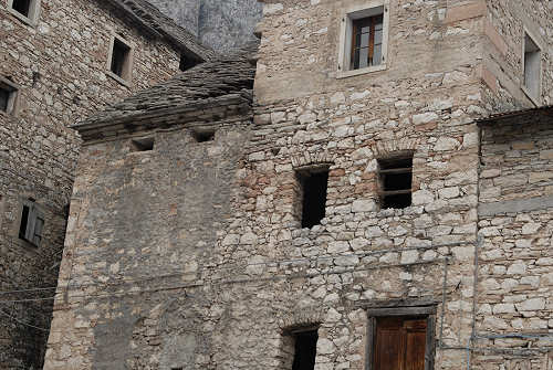 l'antico paese di Casso nella valle del Vajont - Erto e Casso