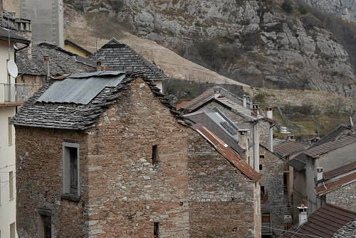 l'antico paese di Casso nella valle del Vajont - Erto e Casso