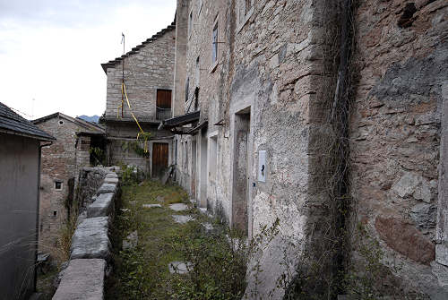 l'antico paese di Casso nella valle del Vajont - Erto e Casso