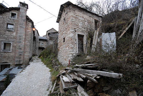 l'antico paese di Casso nella valle del Vajont - Erto e Casso