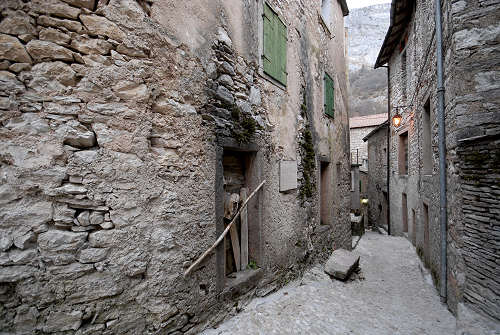 l'antico paese di Casso nella valle del Vajont - Erto e Casso