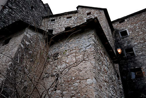 l'antico paese di Casso nella valle del Vajont - Erto e Casso