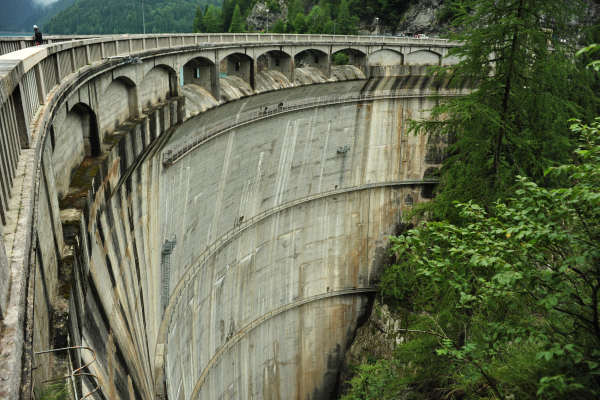 diga idroelettrica sulla forra del torrente Lumiei e lago di Sauris