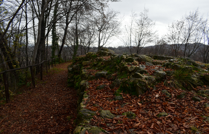 ruderi del Castello di Castelcies a Bocca di Serra di Cavaso del Tomba