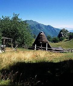 Cason di boscaioli con copertura a fojarol