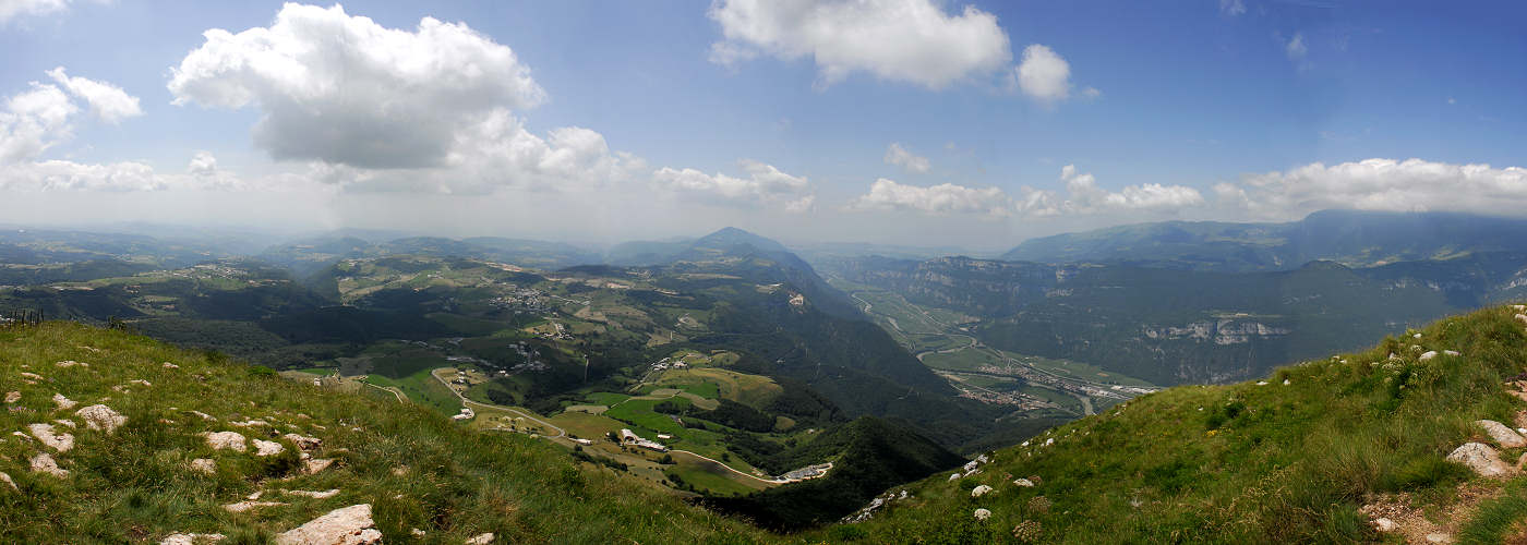 dal Corno d'Aquilio verso l'altopiano di Sant'Anna d'Alfaedo e la Val d'Adige
