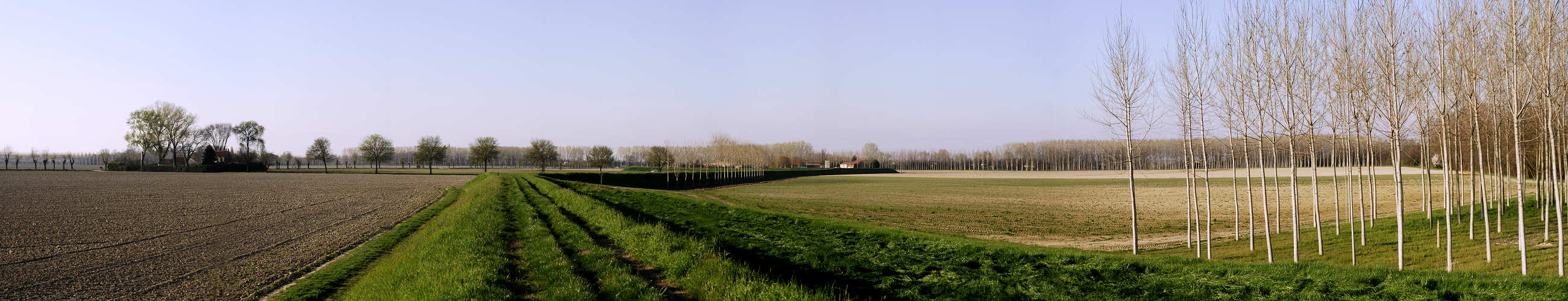Limena, lungo gli argini del fiume Brenta nei pressi di Villa Pacchierotti