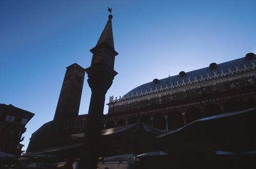 Padova, il palazzo della Ragione, il Salone, le piazze Erbe Frutta