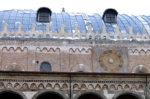 Padova, il palazzo della Ragione, il Salone, le piazze Erbe Frutta