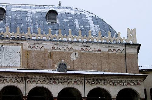 Padova, il palazzo della Ragione, il Salone, le piazze Erbe Frutta