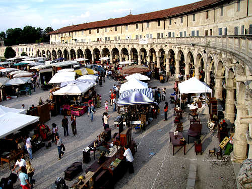 mercatino dell'antiquariato e robeveccie, ultima domenica del mese a Piazzola sul Brenta