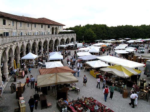 mercatino dell'antiquariato e robeveccie, ultima domenica del mese a Piazzola sul Brenta