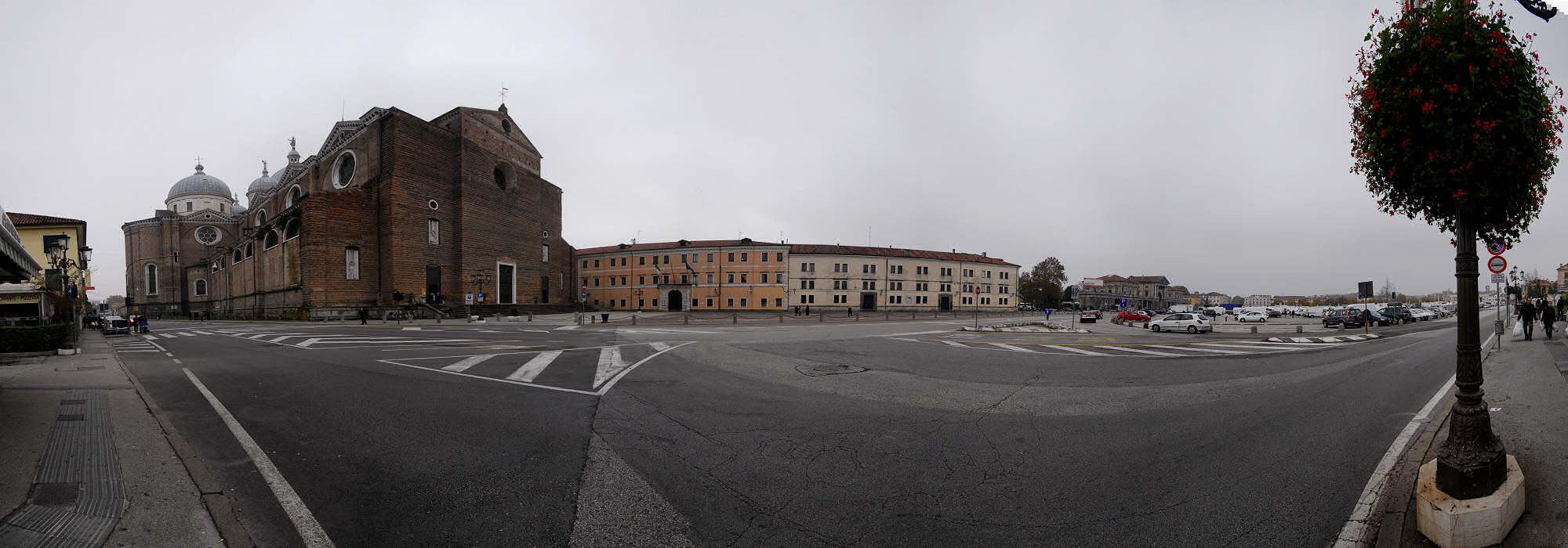 Padova - Prato della Valle e basilica di Santa Giustina