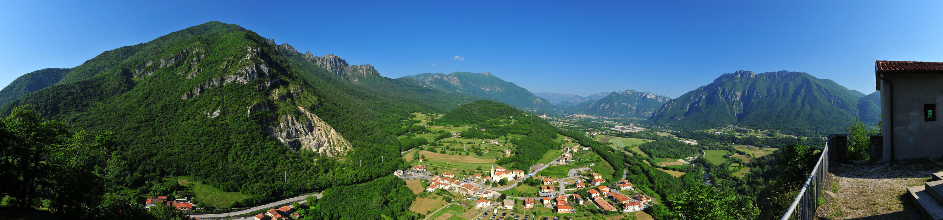 dalla cima della Rocca di Meda panoramica verso la Valdastico