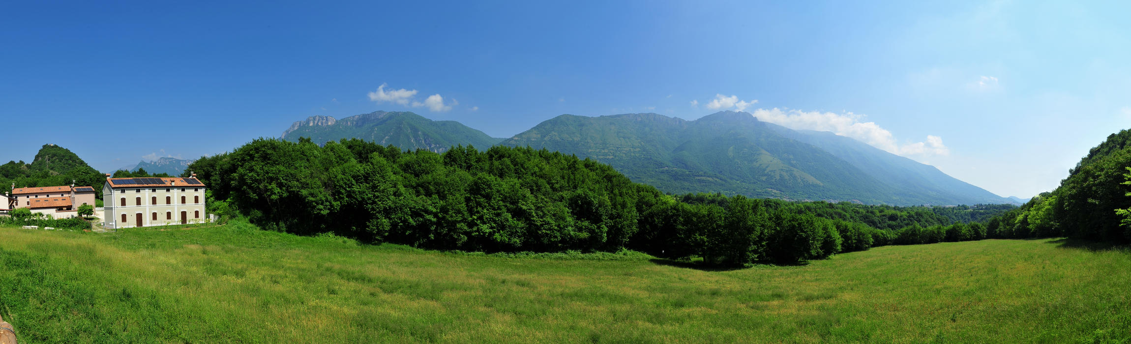 dalla pista ciclabile Rocchette-Arsiero nei pressi della Rocca di Meda Velo d'Astico verso la Valdastico