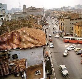 la piazza invasa dal traffico