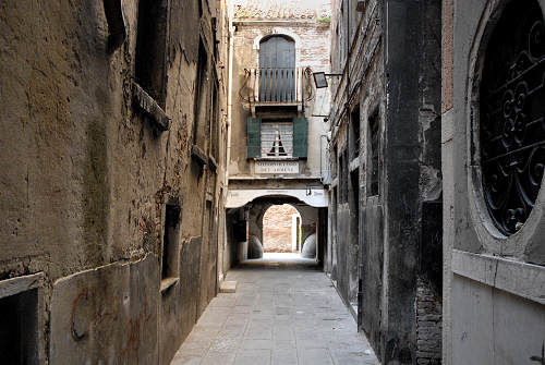 Venezia, calle e sotoportego dei Armeni