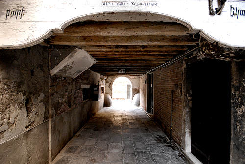Venezia, calle e sotoportego dei Armeni