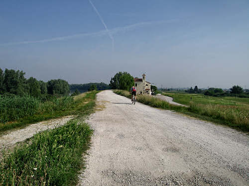 Verona, cicloturismo negli argini del fiume Adige