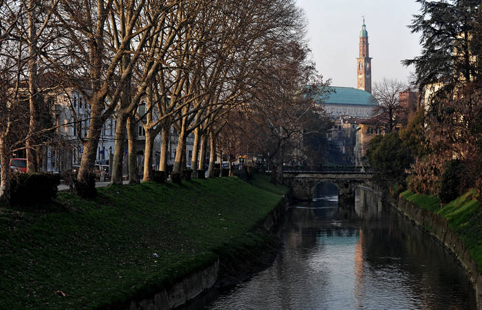Vicenza, Basilica Palladiana dal fiume Retrone